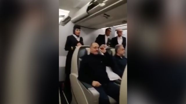 لبنان: فيديو لغسان بن جدو على متن الطائرة القادمة من إيران  والتي حملت مصابة بفيروس كورونا (فيديو)