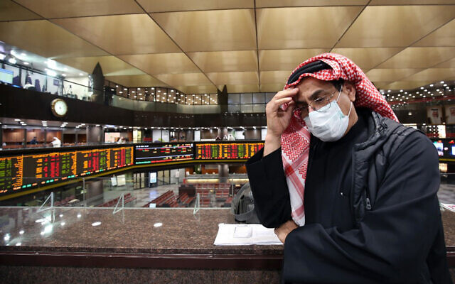 خسائر حادة للأسواق الخليجية والمصرية مع تراجع أسعار النفط وتفشي كورونا