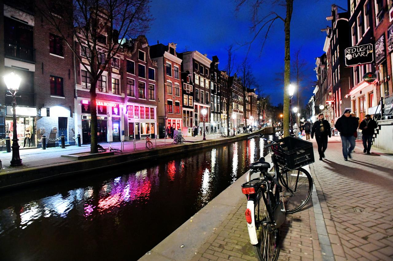 أمستردام: العديد من نوادي الجنس في منطقة "الضوء الأحمر" تغلق أبوابها استجابة لانتشار فيروس كورونا
