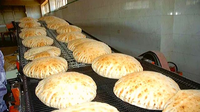 بيع الخبز عبر المعتمدين في أحياء اللاذقية تلافياً للازدحام على الأفران
