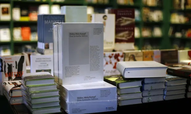 أمازون تحظر بيع معظم طبعات كتاب "كفاحي" لأدولف هتلر