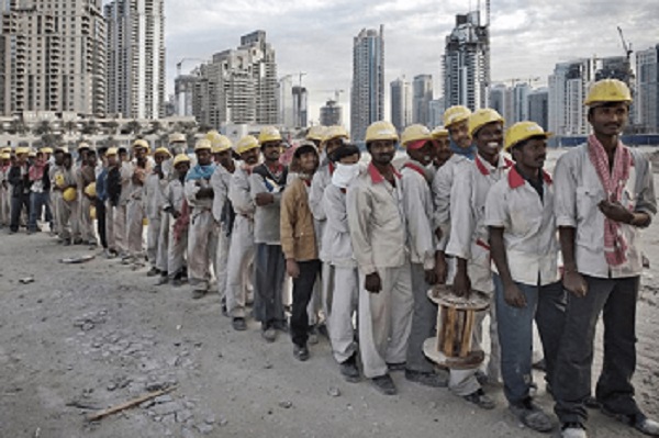 عشرون ألف عامل باكستاني عالقون في الإمارات يسعون للعودة إلى بلادهم