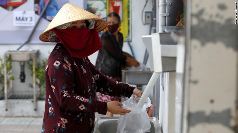 أجهزة صراف آلي للأرز للعاطلين عن العمل في فيتنام بسبب أزمة كورونا