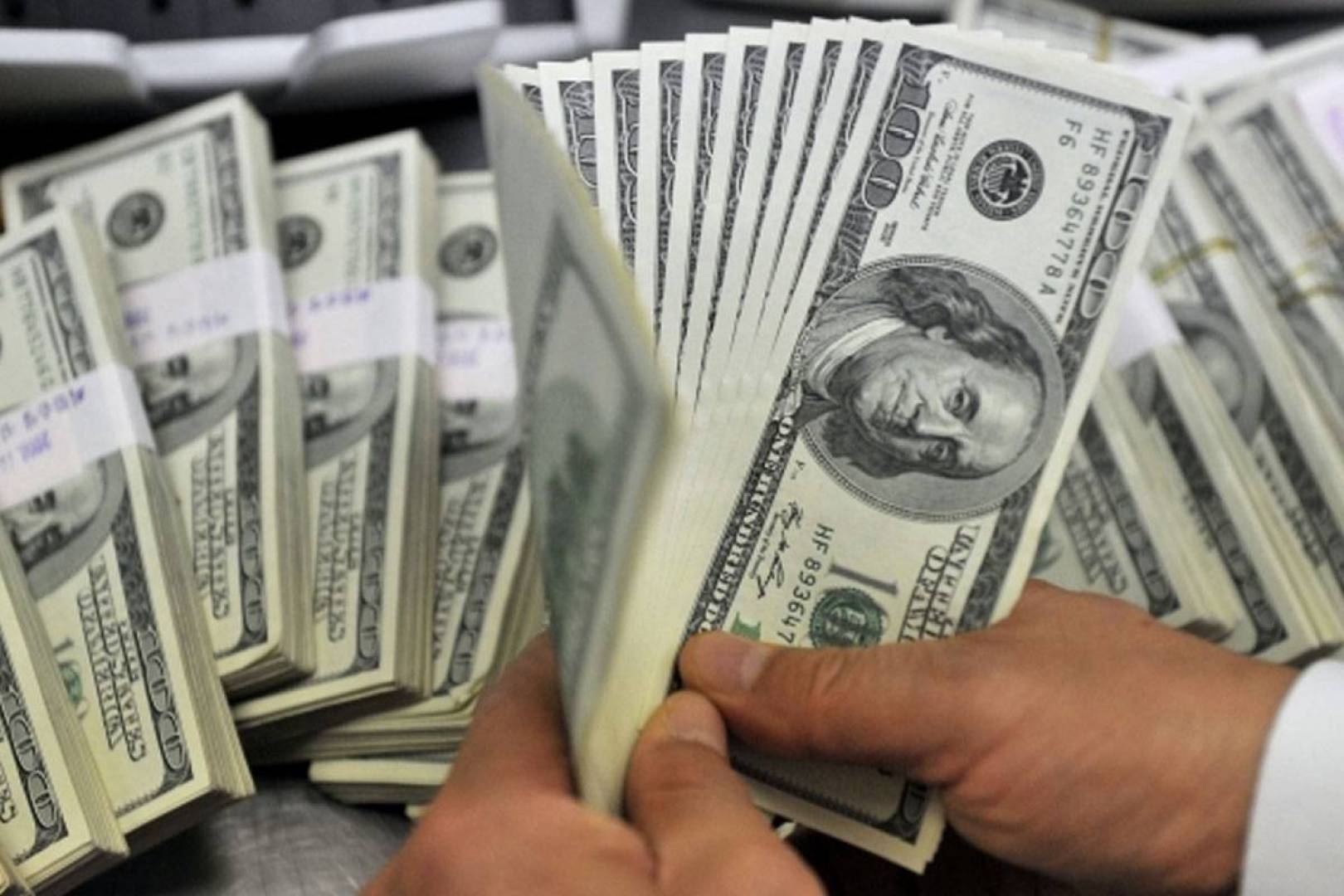 الدولار الأمريكي يتخطى حاجز 3000 ليرة لبنانية في السوق السوداء للمرة الأولى