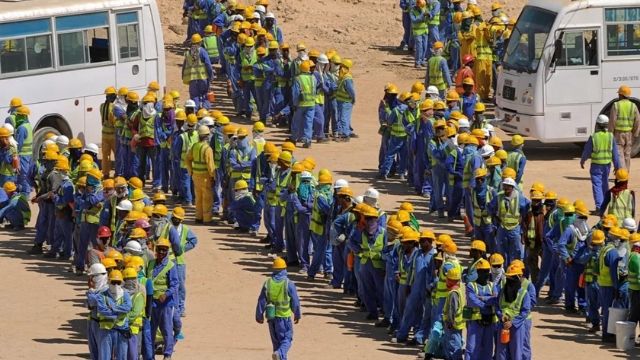 قطر تستغل أزمة كورونا لطرد عمال مهاجرين