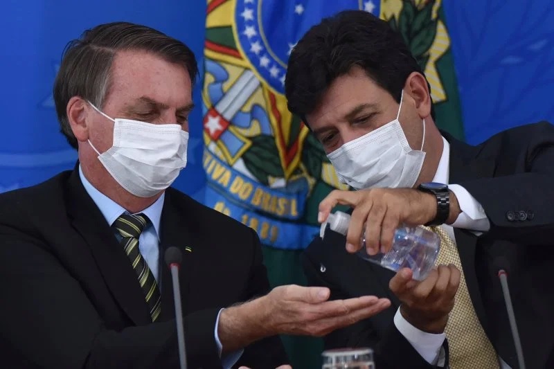 الرئيس البرازيلي بولسونارو يقيل وزير الصحة الذي دعا إلى تدابير عزل لمواجهة كورونا