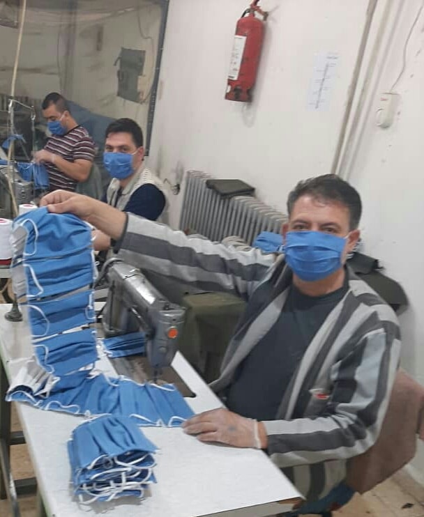 نزلاء سجن دمشق المركزي يصنعون الكمامات الطبية