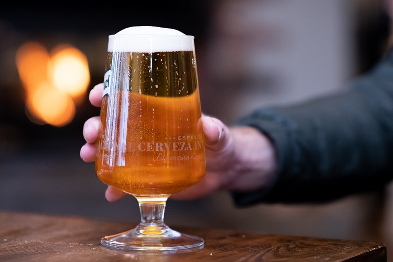 مصنع بيرة بريطاني يقدم البيرة مجاناً بعد تراكمها بسبب فيروس كورونا