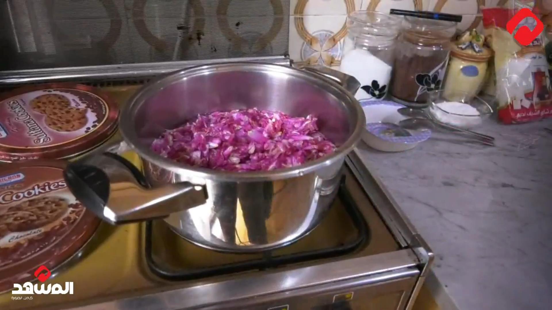 مربى الورد .. حوَّل الورد الجوري إلى عنصر غذائي تنفرد به حلب (فيديو)