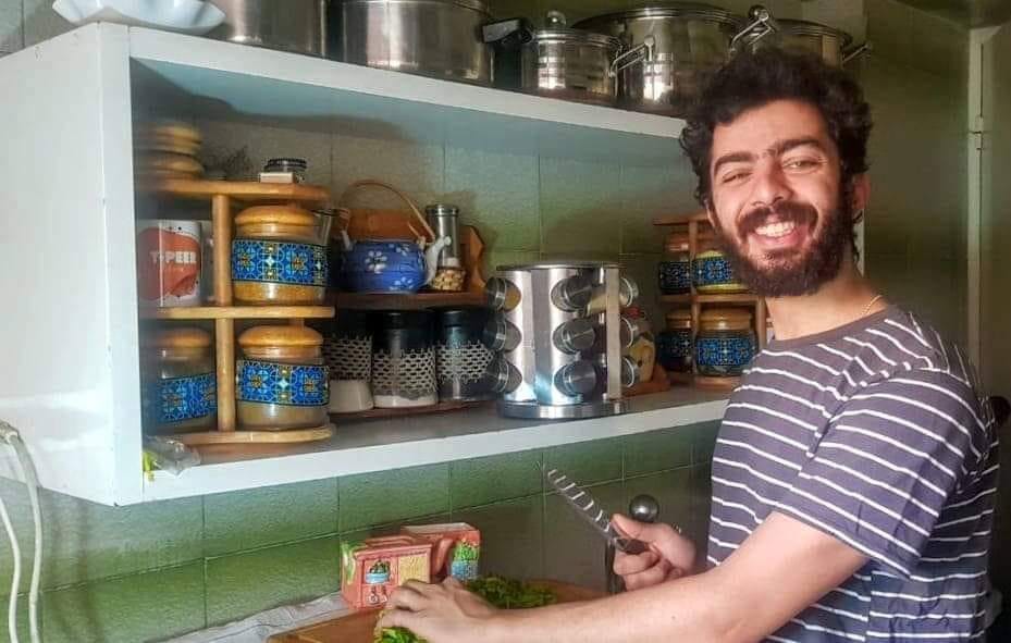 شاب سوري يطلق تحدي مساعدة النساء في المطبخ