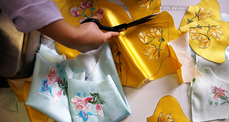 مصممة أزياء صينية تصنع كمامات من الحرير قابلة لإعادة الاستخدام