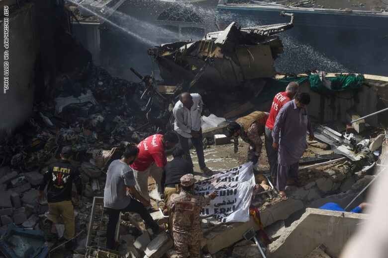 تحطم طائرة ركاب باكستانية فوق أحد الأحياء السكنية في كراتشي
