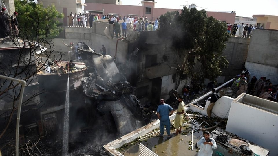 ناجٍ من تحطم الطائرة الباكستانية: "لم أرَ سوى النيران"