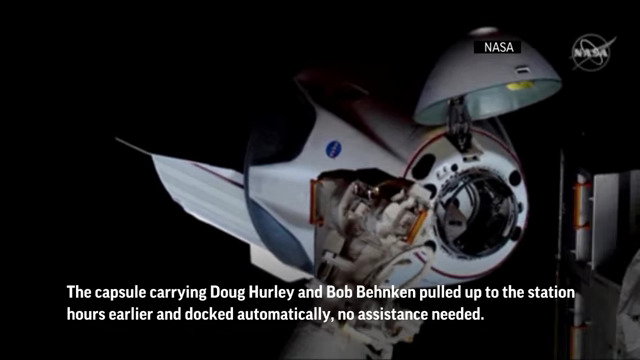 وصول رائدي الفضاء الأمريكيين إلى المحطة الدولية بالكبسولة التي صنعتها شركة "سبيس إكس" (فيديو)