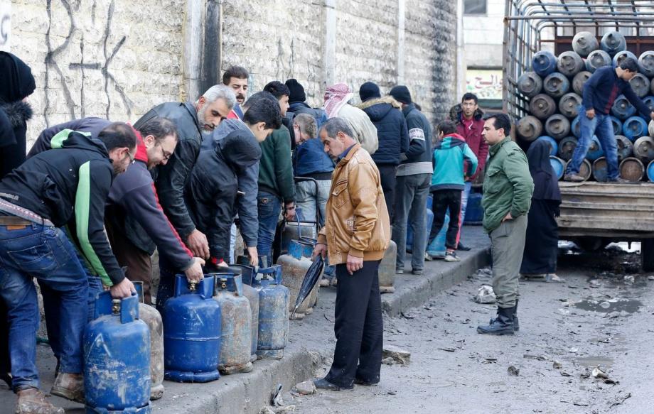 مواطنون في حمص لم يحصلوا على مخصصاتهم من الغاز منذ 70 يوماً