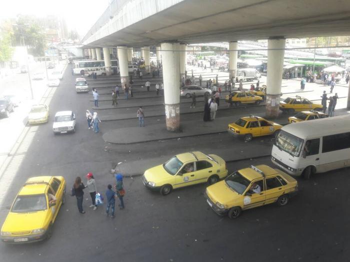 زيادة في أجرة التكاسي والسرافيس في دمشق وعدد من السائقين تهربوا من وضع اللصاقات الجديدة والتقيد بالعدادات