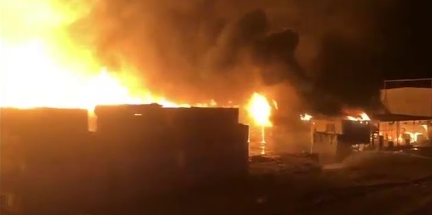 حريق ضخم يلتهم 3 آلاف سيارة في ميناء عبد الله بالكويت (فيديو)