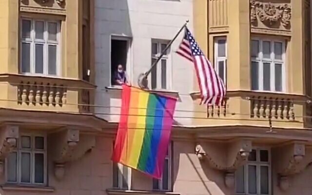 ""يظهر شيئاً بشأن الموظفين هناك" بوتين يسخر من علم قوس قزح فوق السفارة الأمريكية