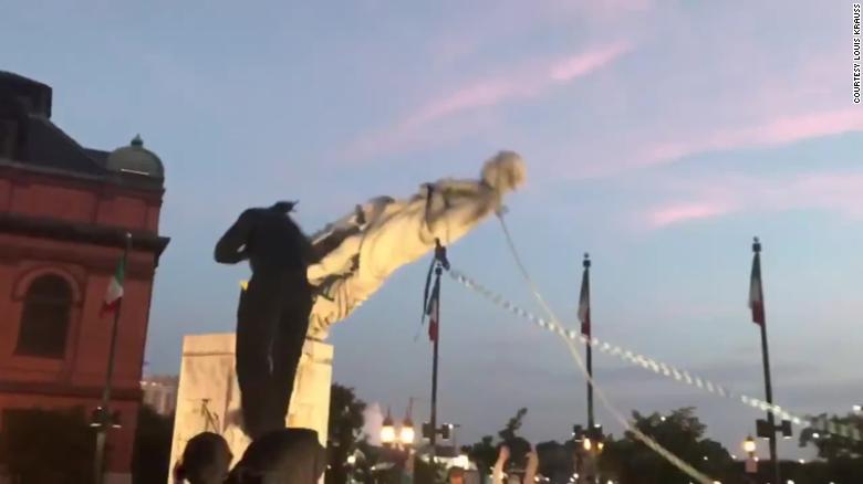 محتجون في بالتيمور يطيحون بتمثال كريستوفر كولومبوس ويلقون به في المحيط