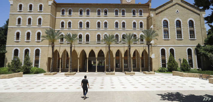تسريح مئات العاملين من المركز الطبي بالجامعة الأمريكية في بيروت