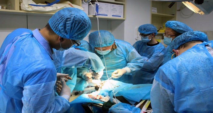 "جراح سوري" يجري عمل جراحي دقيق لعجوزين مصابين بكورونا