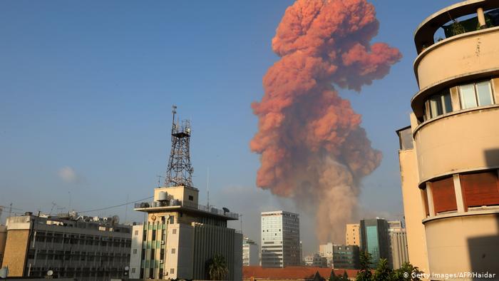 خبير عسكري روسي يفسر اللون الوردي للانفجار في بيروت..