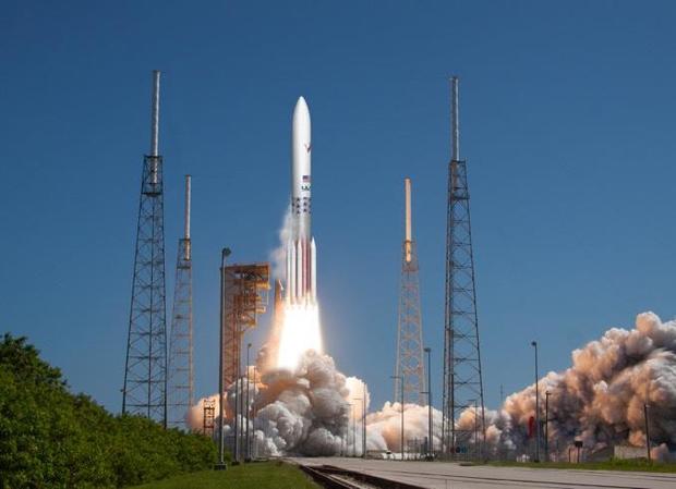 سبيس إكس ويونايتد لنش ألاينس تفوز بعقود طويلة الأمد مع البنتاغون لإطلاق الصواريخ إلى الفضاء
