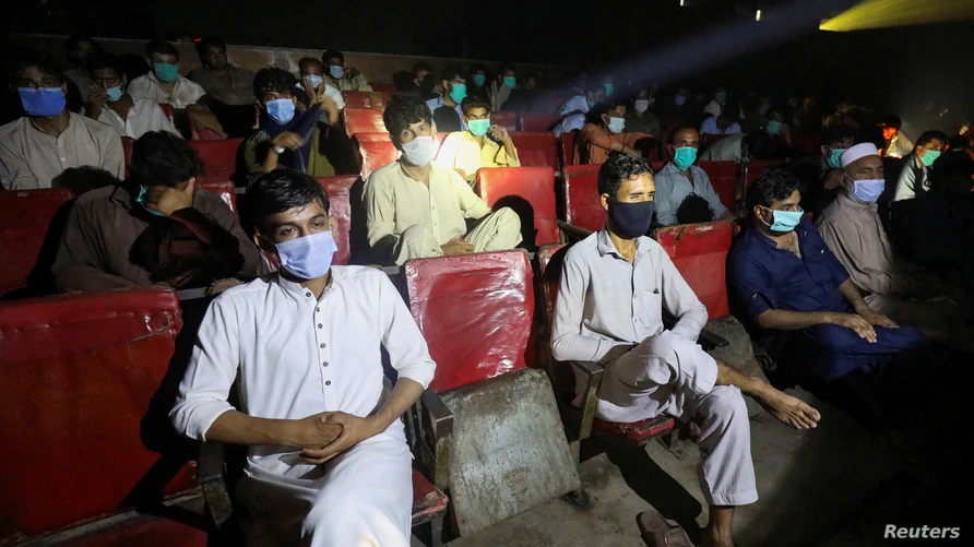 باكستان توقف العمل بالتباعد الاجتماعي بعد انخفاض الإصابات بكورونا