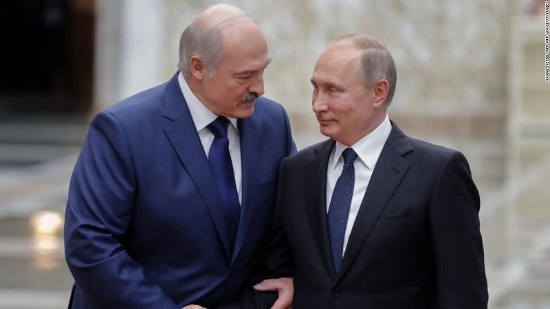 بوتين يقول إنه مستعد لمساعدة رئيس روسيا البيضاء عسكريا إذا لزم الأمر