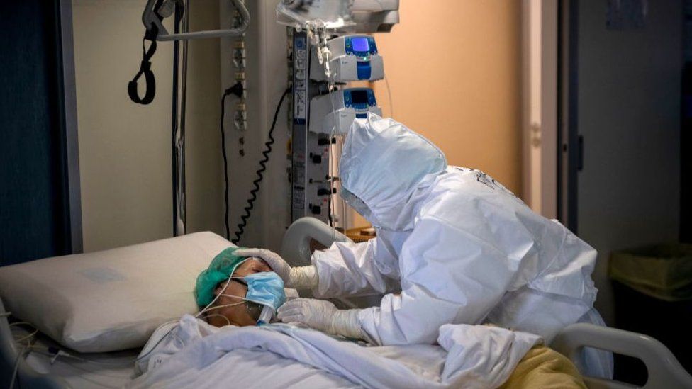 "الصحة" مريض كورونا ثمانيني يتماثل للشفاء في مشفى بانياس
