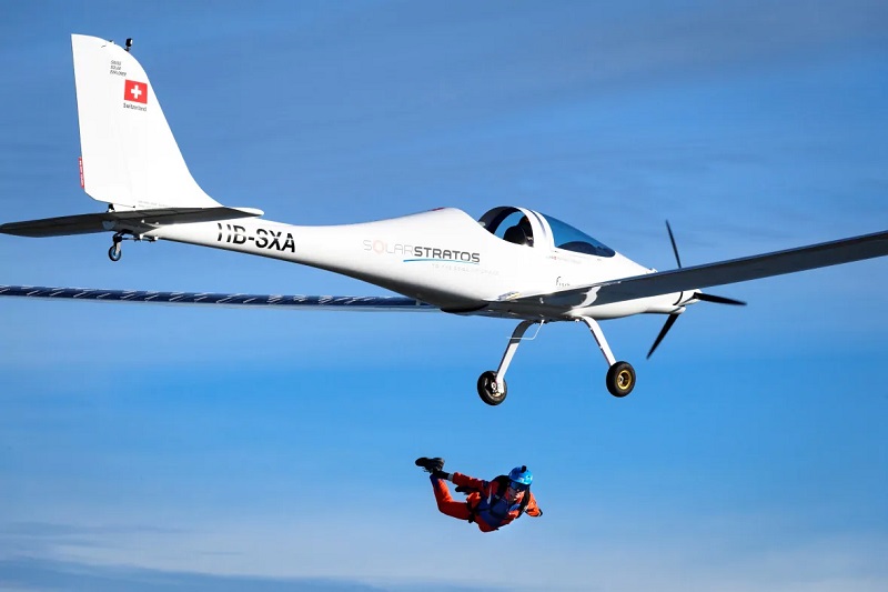 مظلي ينفذ أول قفزة في العالم من طائرة تعمل بالطاقة الشمسية في سويسرا