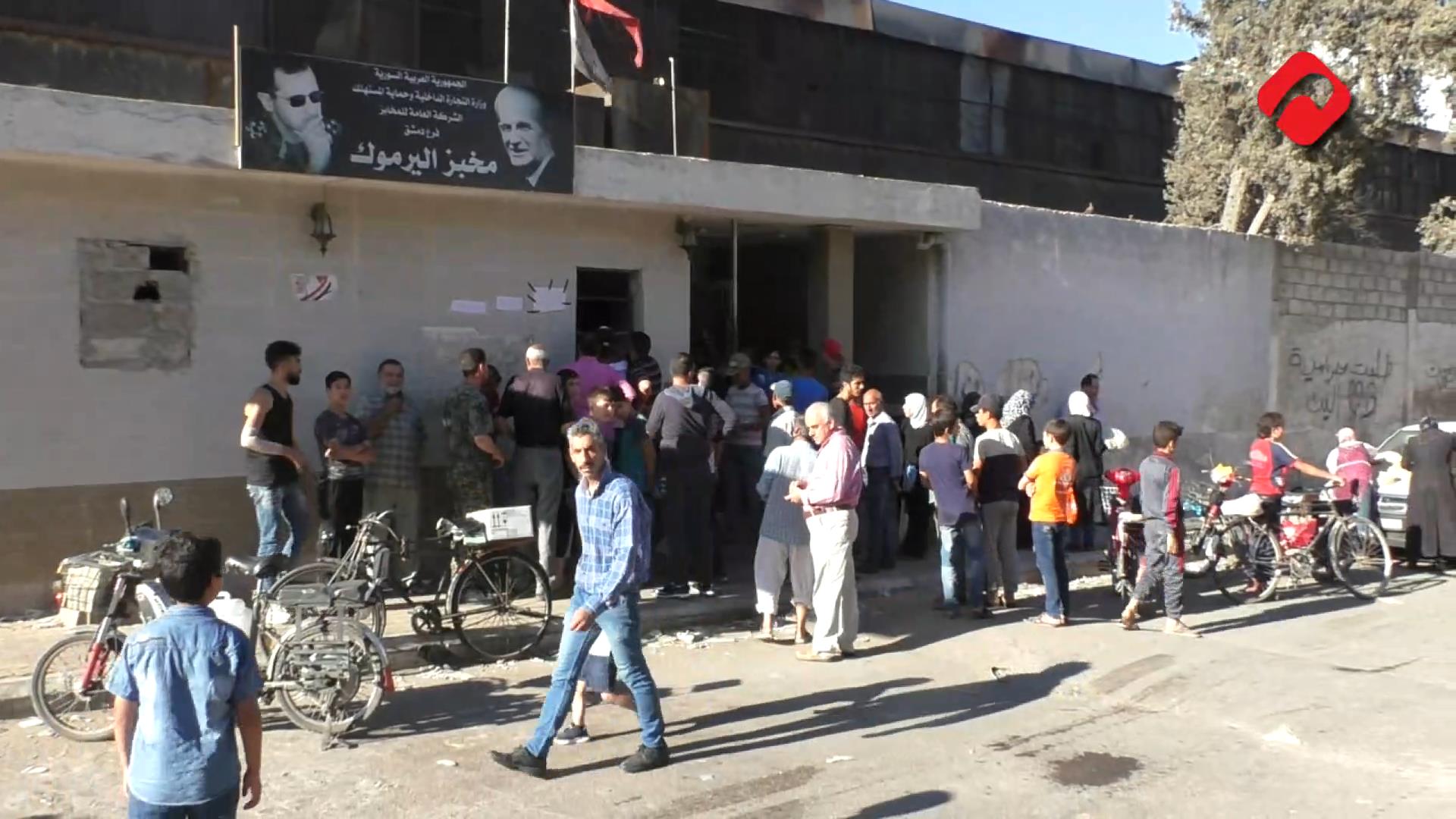 كورونا ينتظر دوره على اﻷفران وصالات السورية للتجارة بين جموع المواطنين (فيديو)