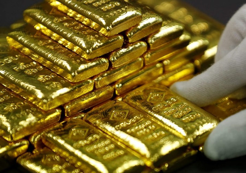 الذهب ينخفض 2% مع صعود الدولار وعوائد سندات الخزانة الأمريكية