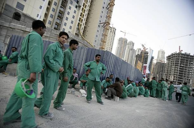 الغارديان: آلاف العمال الأجانب عالقون في دبي جوعى بعدما تخلت عنهم شركاتهم