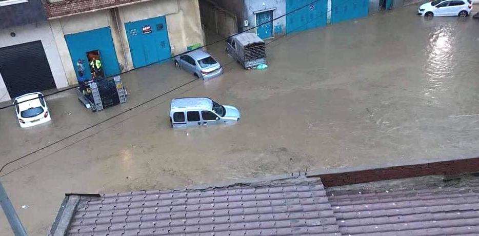 أمطار غزيرة تغرق أحياء وطرقات في الجزائر