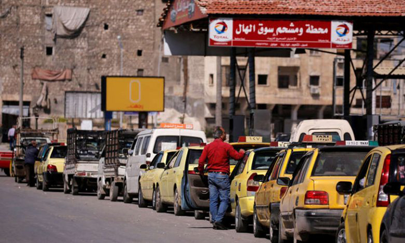 تراجع كميات البنزين الواردة إلى حلب: بيع المادة اليوم للسيارات العامة فقط