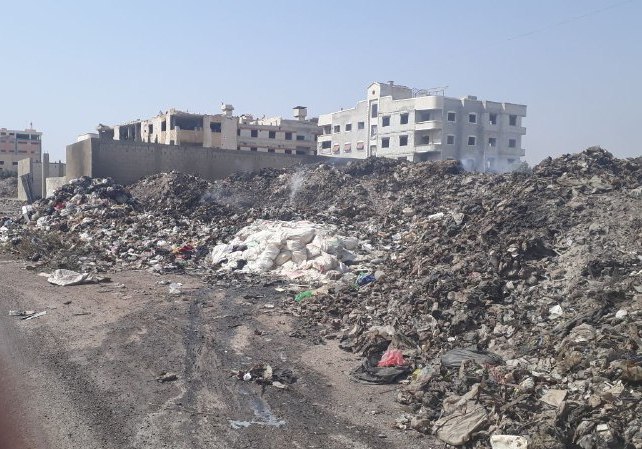 تلال من القمامة موجودة منذ عدة سنوات وسط بلدة عربين
