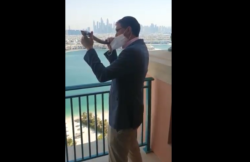 حاخام الإمارات ينفخ بالمزامير وسط دبي احتفالاً بالعام اليهودي الجديد (فيديو)