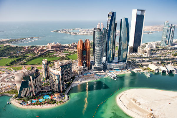 ديلي تلغراف: أبو ظبي تلغي القيود على شراء الخمور لمساعدة السياحة