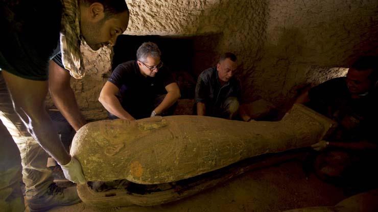 مصر تكتشف 27 تابوتا ترجع إلى أكثر من 2500 عام