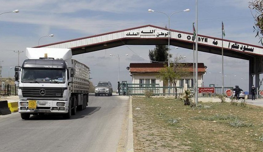 240 شاحنة عالقة على الحدود بعد إغلاق السلطات الأردنية منفذ جابر الحدودي