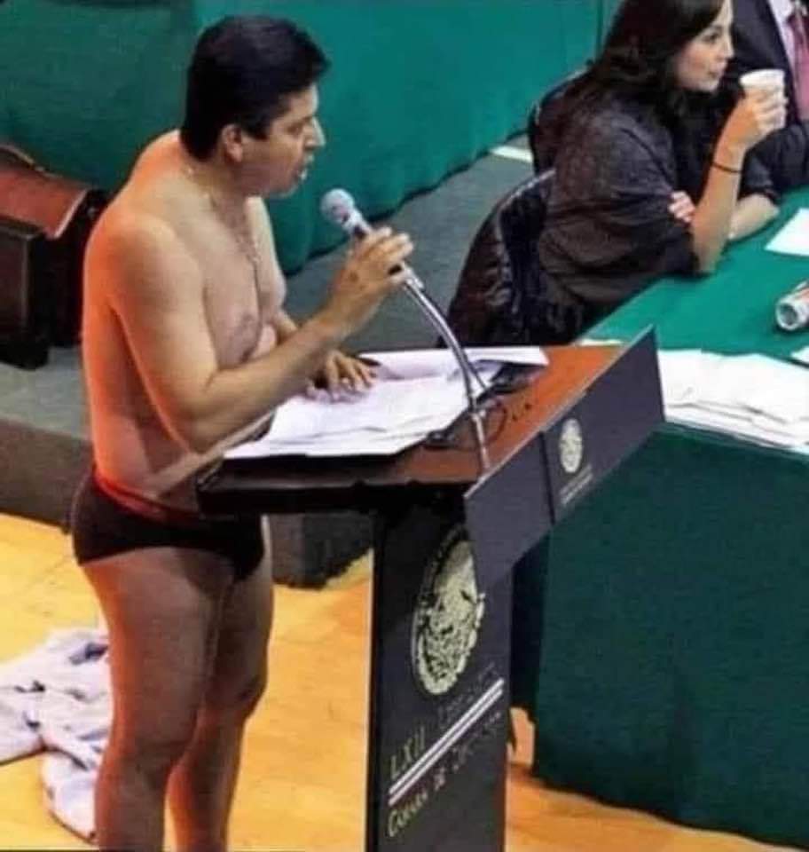 احتجاجاً على سوء إدارة الموارد من قبل حكومته.. نائب في البرلمان المكسيكي يتجرد من ملابسه