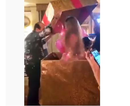 مصرية تقدم لزوجها “راقصة شرقية” هدية في عيد ميلاده  (فيديو)