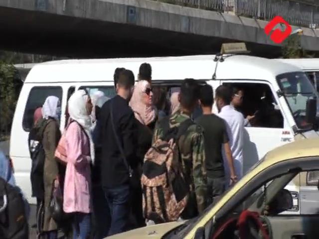 معاناة المواطنين مع أزمة النقل .. والحكومة أذن من طين وأذن من عجين (فيديو)