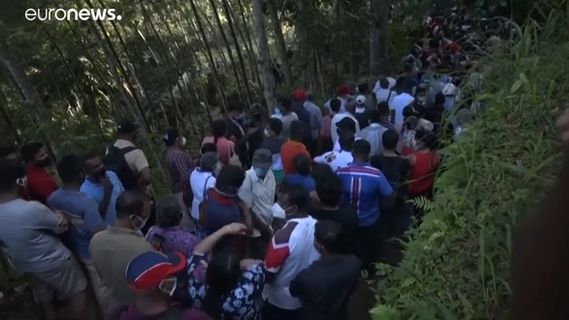 الآلاف يحتشدون في سريلانكا للحصول على علاج لكورونا اخترعه رجل دين (فيديو)