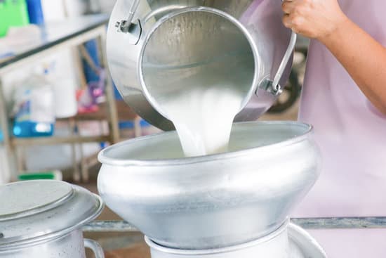 وزارة الزراعة توقف تصدير الحليب وتتوقع انخفاض اسعاره خلال الأشهر القادمة