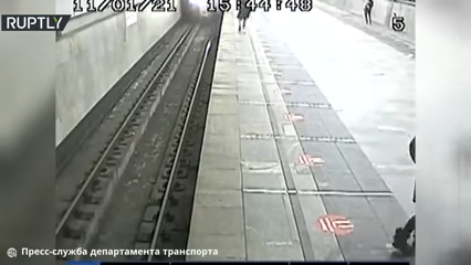 صبي ينجو بأعجوبة من الموت في مترو أنفاق موسكو (فيديو)