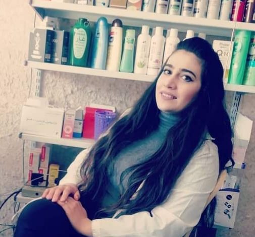 في السويداء: صيدلانية تقص شعرها وتتبرع به لمرضى السرطان