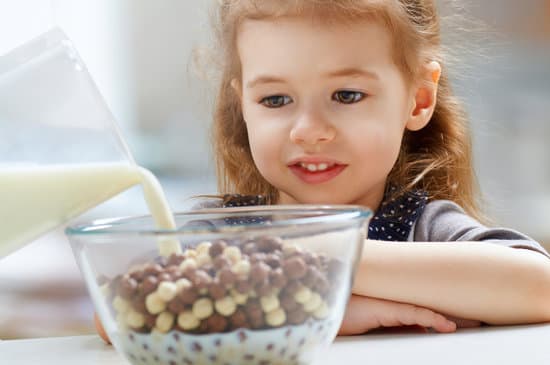 تعرف على أهم الأغذية لنمو دماغ الطفل