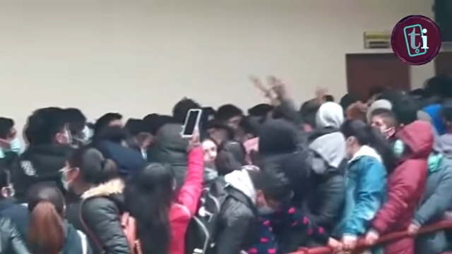 وفاة 7 طلاب في بوليفيا جراء سقوطهم من طابق علوي بمبنى جامعي (فيديو)